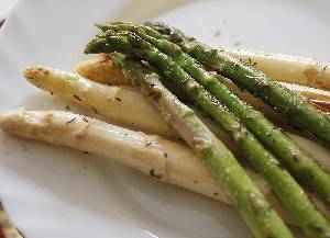 Esp�rragos blancos y trigueros a la plancha condimentados con especias [Esp�rrago]