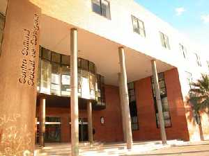 Fachada principal del Centro Cultural Ram�n Alonso Luzzy