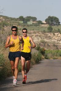 Benjamn se entrena por los campos y caminos de Cieza 