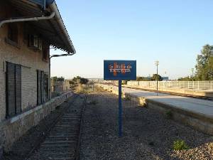 Cartel de la galera junto a la va del ferrocarril