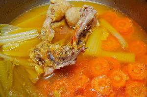 Caldo de pularda con zanahorias y apio 