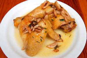 Pularda al vino blanco con pi�ones [Pularda]