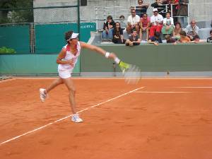 M Jos Martnez, sacando en un partido de Roland Garros 2008 [M Jos Martnez]