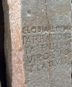 Epgrafe funerario 'Clodia Optata, liberta de Lucio. Fue agradable con su padre, su patrn, sus parientes, su marido'