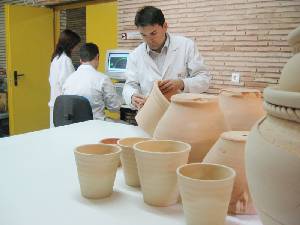 T�cnicos comprobando la calidad de las macetas 