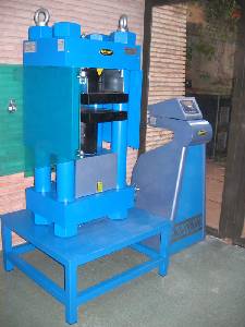 Prensa para ensayos de compresi�n [Centro Tecnol�gico de la Artesan�a]