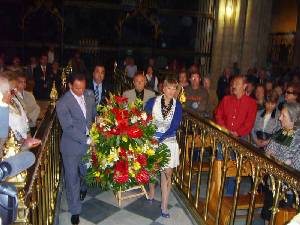 Visita y entrega de Flores a La Fuensanta 