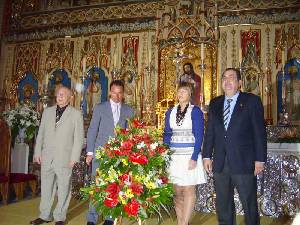 Visita y entrega de Flores a La Fuensanta 