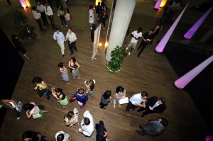 Tras la entrega de premios, se ofreci un vino espaol