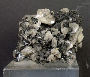 Cristales maclados de cerusita. Ejemplar de la colecci�n del �rea de Geolog�a de la Universidad de Murcia