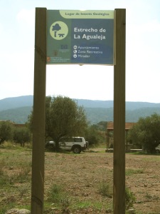 El �rea recreativa del estrecho de la Agualeja nos recibe con un cartel que anuncia la importancia de este paraje natural 