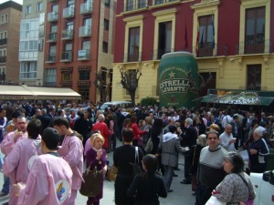 Asistentes a la Sardinada,en la plaza del Teatro Romea 