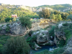 Panormica del paraje del Salto del Usero. El escarpe calizo del fondo es un plano de falla 