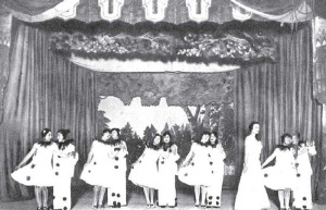 Alumnos del Conservatorio en una representaci�n en el Teatro Romea (1930)