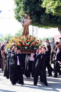 San Jos� portado por 'las portapasos'. Santa Gertrudis (Lorca)