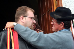 El inocente corta el pelo al sacerdote 