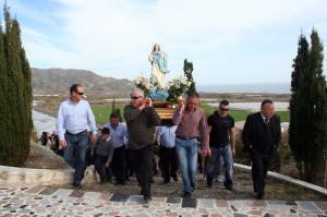 Los portantes llegando al cabezo de la Cruz. El Garrobillo (�guilas)