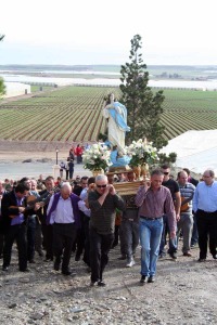 Feligreses acompa�ando a su patrona. El Garrobillo (�guilas)