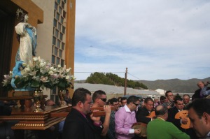 La Cuadrilla canta a la Virgen en la puerta de la iglesia. El Garrobillo (�guilas)