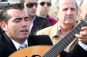 Los j�venes cuadrilleros interpretan cantos de Navidad. El Garrobillo (�guilas)