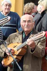 Tocando el lad espaol. 