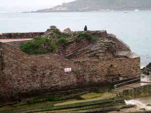 Hay algo de inters geolgico en esta foto? Los ojos con cultura geolgica vern rpidamente un buen pliegue. Playa de la Concha, San Sebastin 