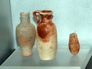 MNAS ARQVA Cartagena. Jarras de cermica comn pnica del pecio Escombreras 1, mediados s.III a.C. A la dcha., ungentario de engobe rojo del Puerto de Mazarrn, entre los s.VI-II a.C. 