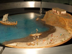 MNAS ARQVA Cartagena. Maqueta aleg�rica a la colonizaci�n fenicia, barcos, comercio de intercambio con ind�genas y asentamiento metal�rgico. Dos momentos y sistemas diferentes del proceso colonizador