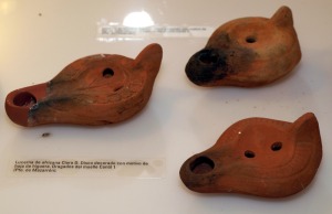 Museo Arqueol�gico de Mazarr�n. Conjunto de lucernas romanas tard�as de manufactura africana 