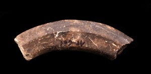 661. Fragmento de brazalete de caliza micrtica de color blanco que ha estado expuesto al fuego