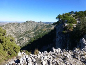 En primer plano el escarpe calizo de Villafuerte, al fondo el camino de los petroleros en la ladera de los Puntales del Franc�s. Los cultivos est�n en la ventana tect�nica de margas del Cret�cico