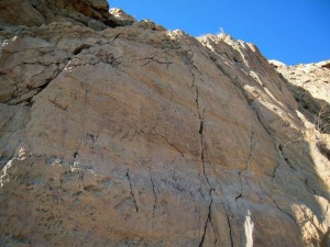 Plano de falla de la falla de desgarre de Piedra Mala. Obsrvense las acanaladuras horizontales 