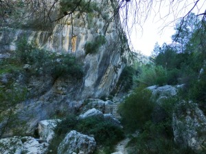 Encajamiento en La Puerta del ro Alhrabe, entre calizas del Eoceno 