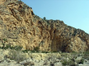 Estratos de calizas plegadas y falladas que descansan sobre las margas cret�cicas 