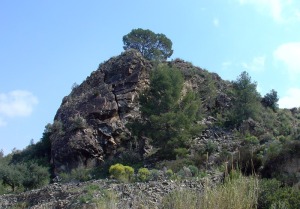 Afloramiento de ofitas en las proximidades de la casa del Trabuco. Al pie de las mismas los resto de una infraestructura hidr�ulica 