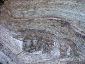 Capas de yesos tri�sicos rotadas por el desplazamiento de los cabalgamientos. Obs�rvese como han incluido fragmentos de dolom�a en el centro 