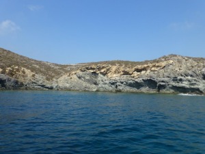 Ladera noreste de la Isla Grosa. Se observan aglomerados con inclusiones de lavas columnares y sobre ellas areniscas amarillas