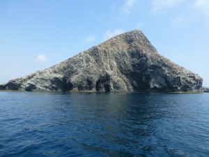 El acantilado del sur de la Isla Grosa. En el centro el domo volcnico con su magnfica disyuncin columnar. En los laterales depsitos de piroclastos