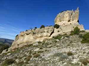 Castillo de Benizar. Bajo l se observan los estratos deltaicos de hace  unos 14 millones de aos que aumentan rpidamente de espesor