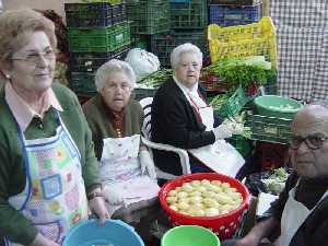 Pelando patatas - Barraca de la Pe�a Huertana El Pimiento - Bando de la Huerta - Fiestas de Primavera 2004