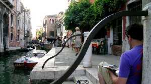 Pintando en Venecia durante un viaje a Italia 