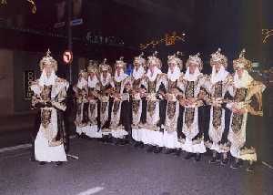 Fila de j�venes de Abenmard�nix 