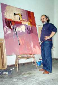 En su estudio junto a una obra [Jos Semitiel]