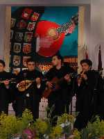 Actuaci�n de la tuna representante de Portugal 