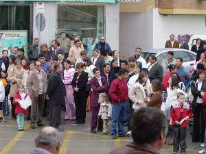 Mazarroneros esperando el desfile de carrozas 