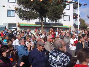 Gentes admirando el paso de la Pursima 