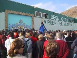 Parada de la Virgen ante desaladora que lleva su nombre 