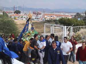 Romeros subiendo a la Virgen hasta su ermita 