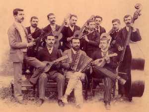 Miguel Mar�n (de pie, izquierda) y un grupo de m�sicos [Totana_Personajes_Miguel Mar�n]