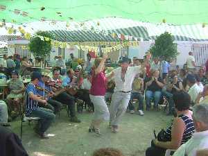 Todos bailan rodeados por la cuadrilla 